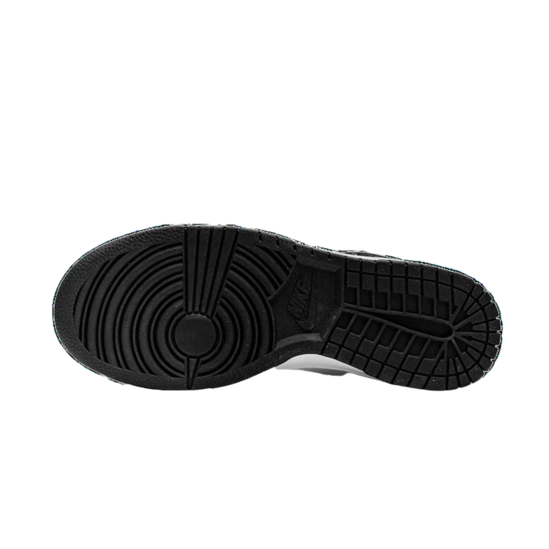 Donkere zool met geribbeld profiel van Nike Dunk Low sneakers op een zwarte achtergrond.