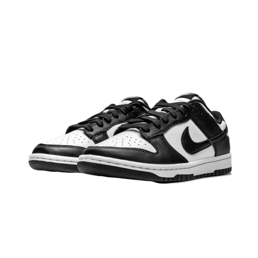 Moderne Nike Dunk Low sneakers in zwart-wit met klassiek ontwerp en kenmerkende Nike swoosh-logo. Deze veelzijdige sneakers zijn ideaal voor dagelijks gebruik en passen bij diverse outfits.