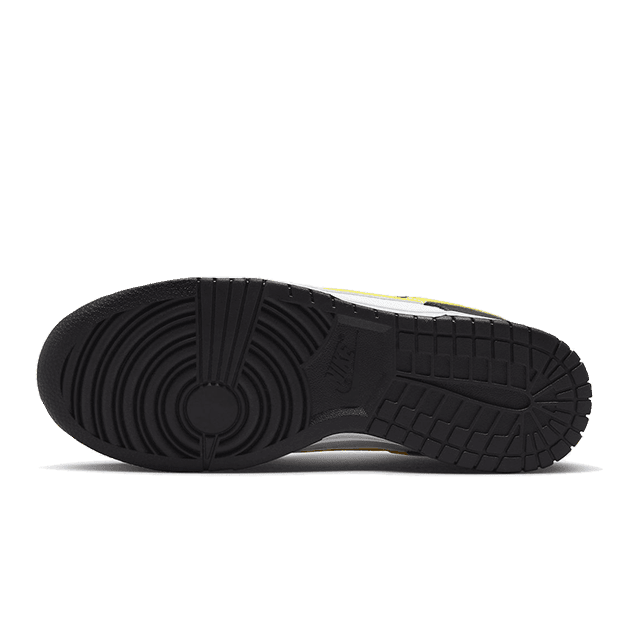 Zwarte Nike Dunk Low sneakers met gele en witte accenten