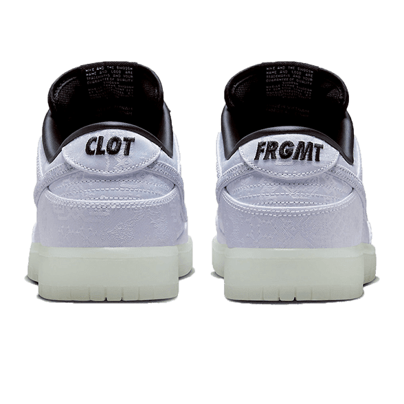 Elegant lage sneakers van Nike x CLOT in sober wit met zwarte accenten. De zool biedt stevige grip en de opvallende branding geeft deze sneakers een premium uitstraling. Ideale aanvulling op je casual garderobe.