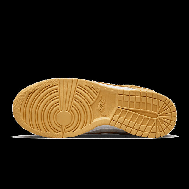 Gouden Nike Dunk Low sneakers met suède details