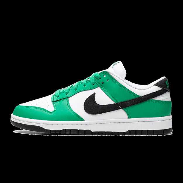 Exclusieve Nike Dunk Low Celtics sneakers op groene achtergrond