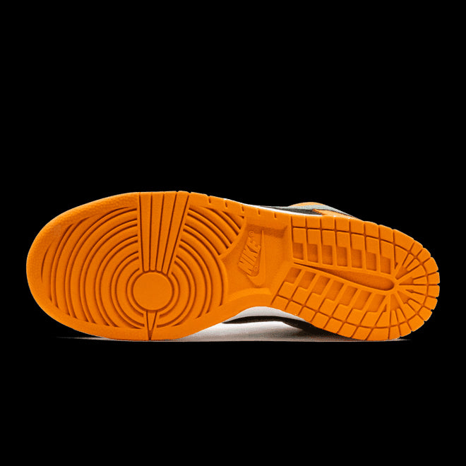 Oranje suède Nike Dunk Low Ceramic (2020) sneakers met een dikke, geribbelde, oranje rubberen zool