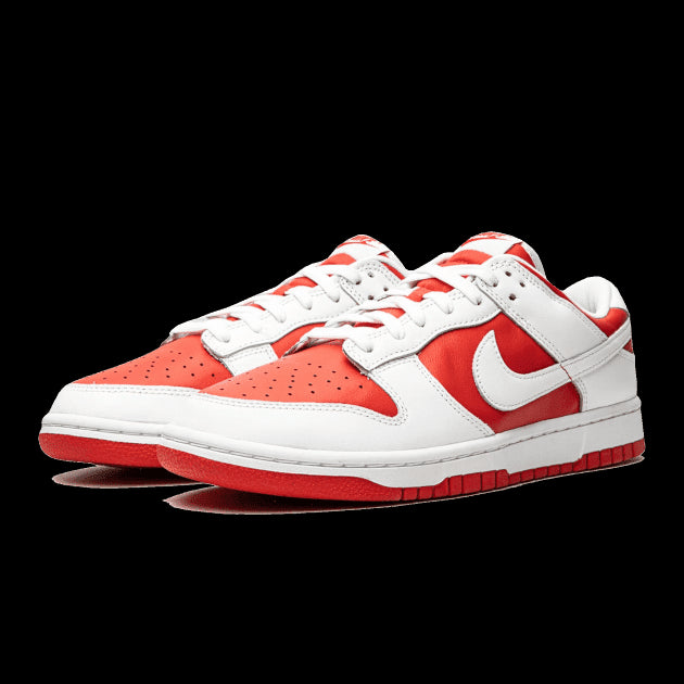 Sneakers Nike Dunk Low Championship Red - Klassieke lage sneaker in wit en rood met unieke kleurencombinatie en opvallend Swoosh-logo
