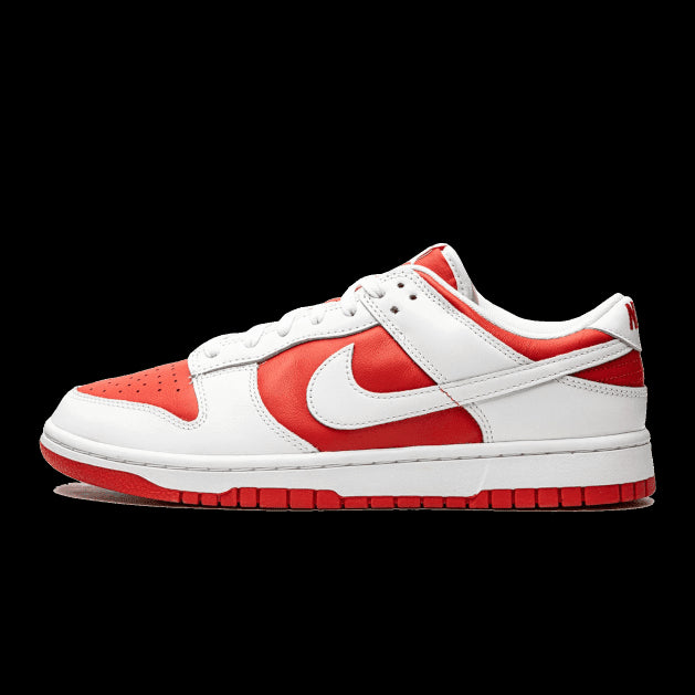Witte en rode Nike Dunk Low Championship sneakers beeldgecentreerd op groene achtergrond