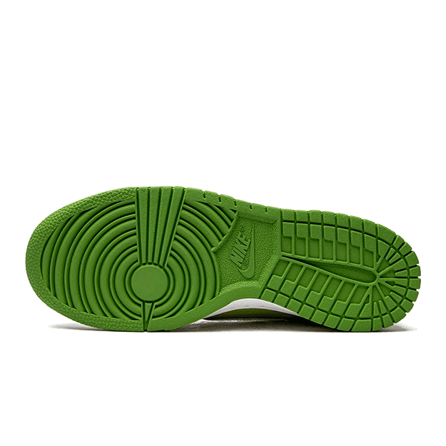 Groene Nike Dunk Low sneakers met een opvallende, geribde zool tegen een egale groeneTAUTAUSB