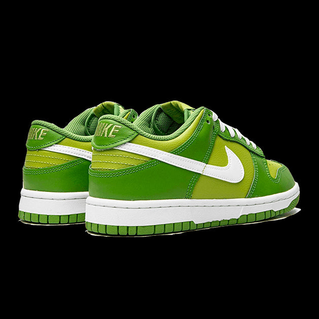 Groene Nike Dunk Low Chlorophyll-sneakers op een groene achtergrond. Deze eigentijdse sneakers hebben een frisse, levendige uitstraling met hun contrasterende groen-witte kleuren. De sneakers bieden optimale ondersteuning en comfort voor de dagelijkse activiteiten.