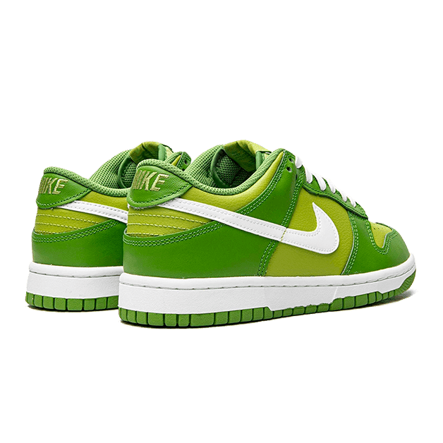 Groene Nike Dunk Low Chlorophyll-sneakers op een groene achtergrond. Deze eigentijdse sneakers hebben een frisse, levendige uitstraling met hun contrasterende groen-witte kleuren. De sneakers bieden optimale ondersteuning en comfort voor de dagelijkse activiteiten.