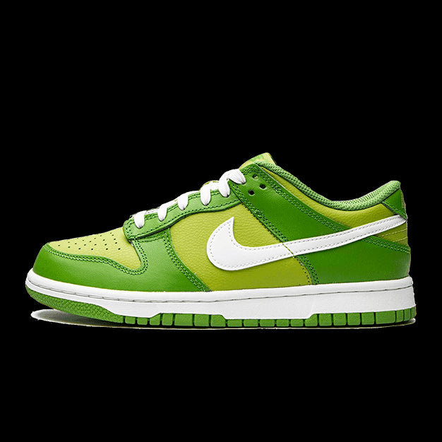Groene Nike Dunk Low Chlorophyll sneakers op groen oppervlak