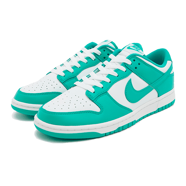 Moderne lichtblauwe Nike Dunk Low-sneakers tegen een groene achtergrond. De sneakers hebben een wit leren onderstel met een contrasterende lichtblauwe overlay en zool. Een klassieke en stijlvolle sneaker die past bij verschillende kledingstijlen.