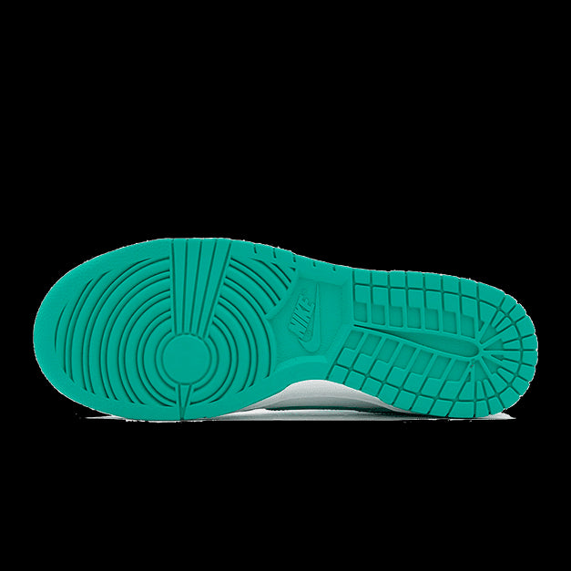 Elegante Nike Dunk Low Clear Jade sneakers met een opvallende turquoise zool en modern, elegant design.