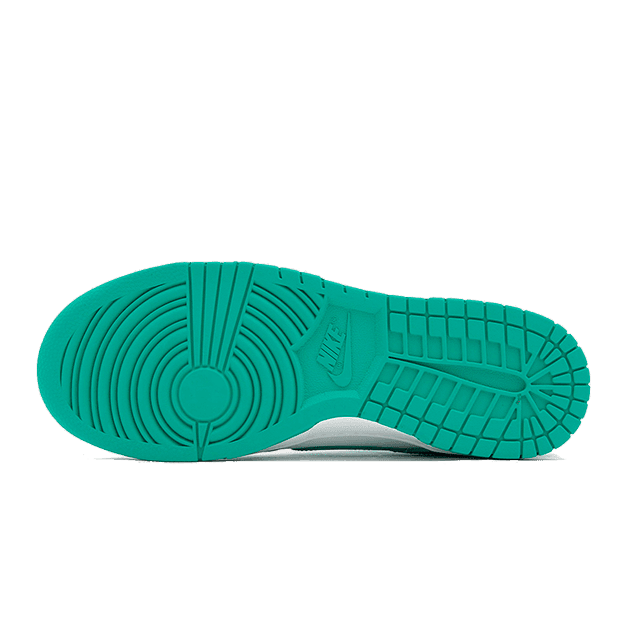 Elegante Nike Dunk Low Clear Jade sneakers met een opvallende turquoise zool en modern, elegant design.
