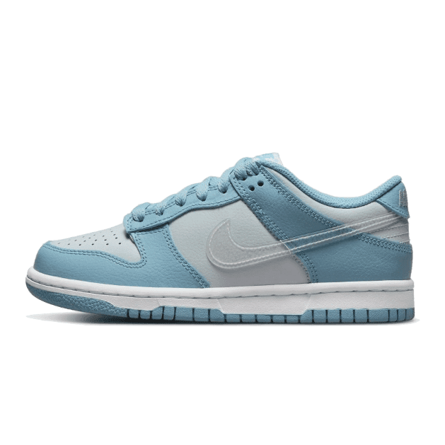 Nike Dunk Low Clear Swoosh - Stijlvolle sneakers in luchtige blauwe tinten, met een duidelijke Nike-swoosh op de zijkant. Deze klassieke sneakers zijn een modieuze aanvulling op iedere garderobe.