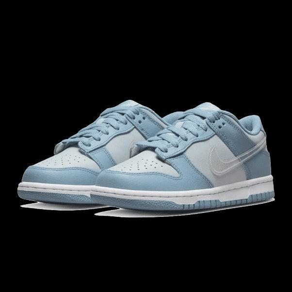 Nike Dunk Low Clear Swoosh - Klassieke sneakers in een lichte, hemelsblauwe kleur met een duidelijk zichtbare Swoosh-logo.