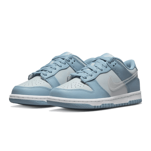 Nike Dunk Low Clear Swoosh - Klassieke sneakers in een lichte, hemelsblauwe kleur met een duidelijk zichtbare Swoosh-logo.