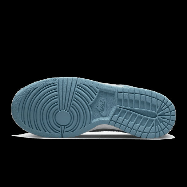 Nike Dunk Low Clear Swoosh - stijlvolle sneakers met een opvallend doorzichtig Swoosh-logo op een grijze zool.