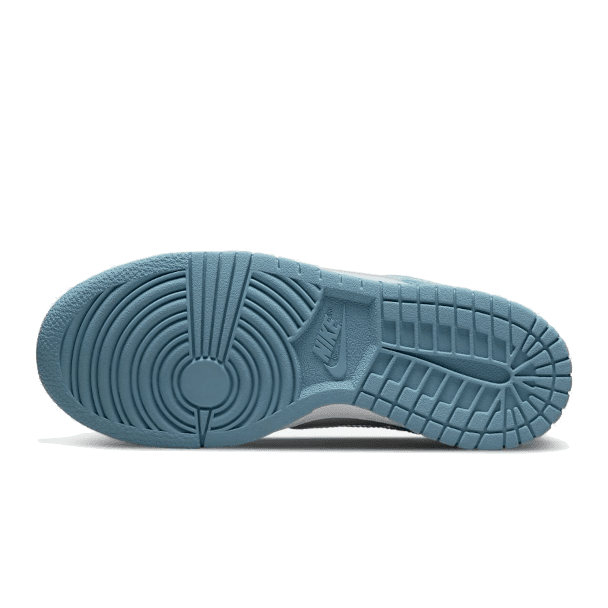 Nike Dunk Low Clear Swoosh - stijlvolle sneakers met een opvallend doorzichtig Swoosh-logo op een grijze zool.