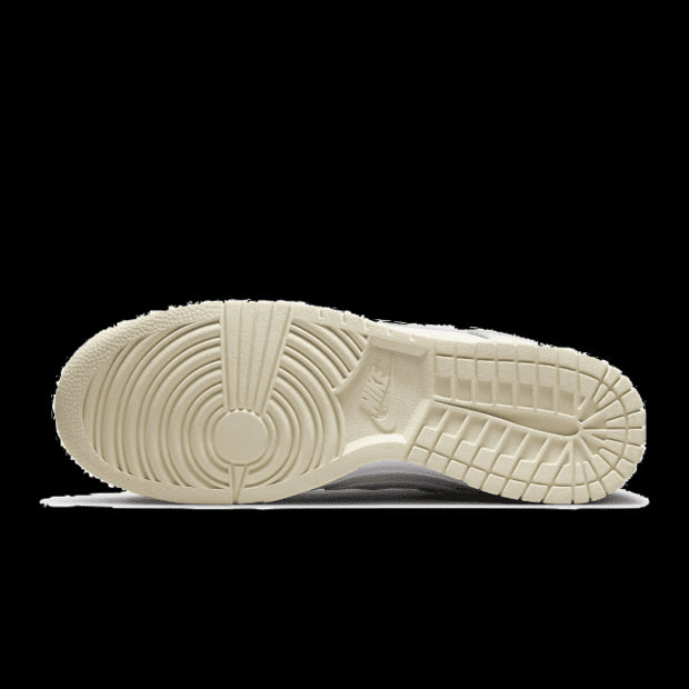 Creme-witte Nike Dunk Low Coconut Milk-sneakers met textuurdetails