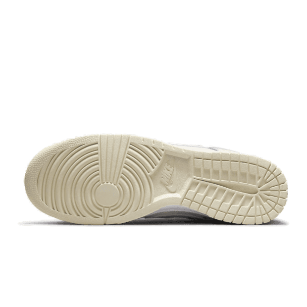 Creme-witte Nike Dunk Low Coconut Milk-sneakers met textuurdetails