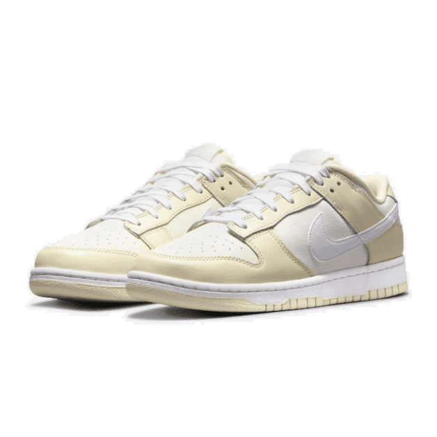 Witte Nike Dunk Low sneakers met zachte crème-kleurige accenten