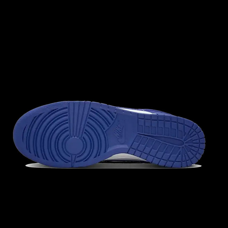 Blauwe Nike Dunk Low Concord-sneakers met details in wit en de kenmerkende Nike-zool