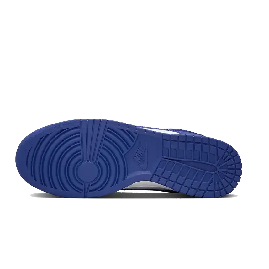 Blauwe Nike Dunk Low Concord-sneakers met details in wit en de kenmerkende Nike-zool