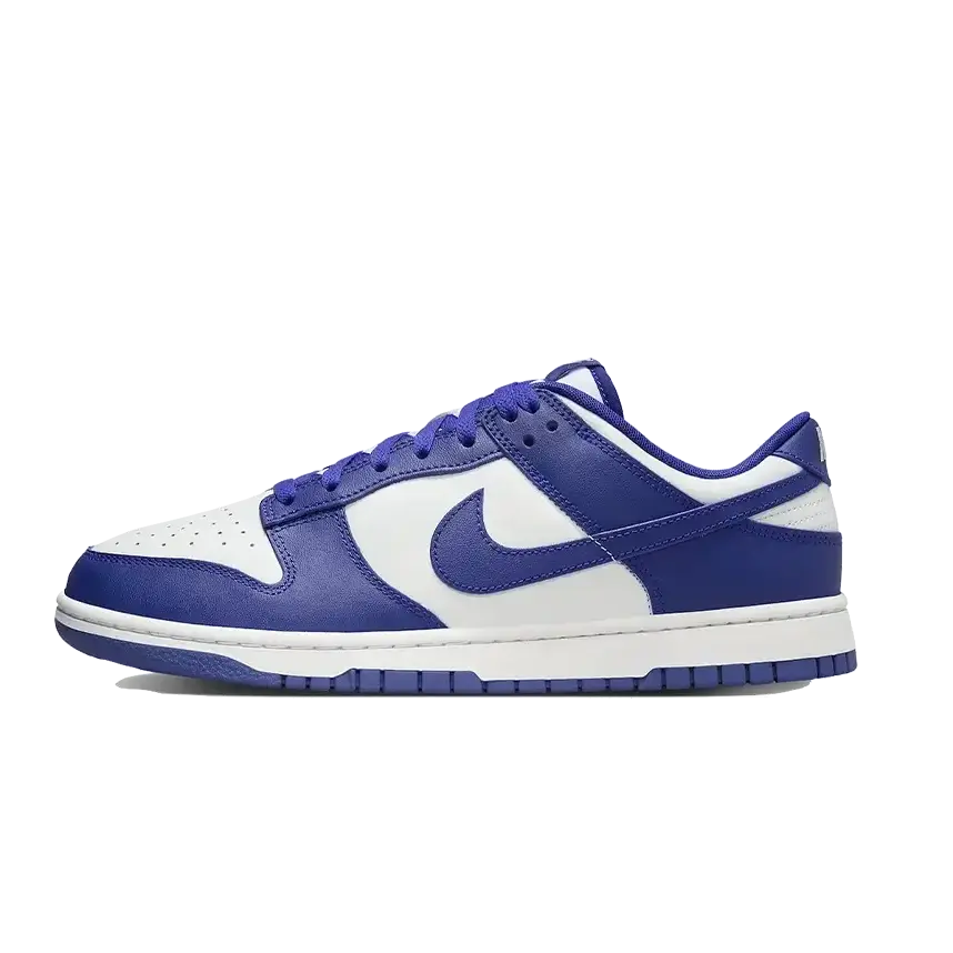 Blauwe en witte Nike Dunk Low-sneakers op effen achtergrond