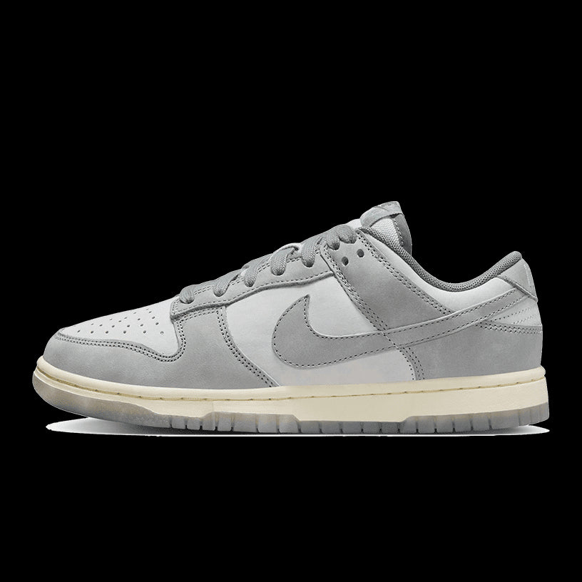 Grijze Nike Dunk Low Cool Grey Football Grey sneakers op een groene achtergrond