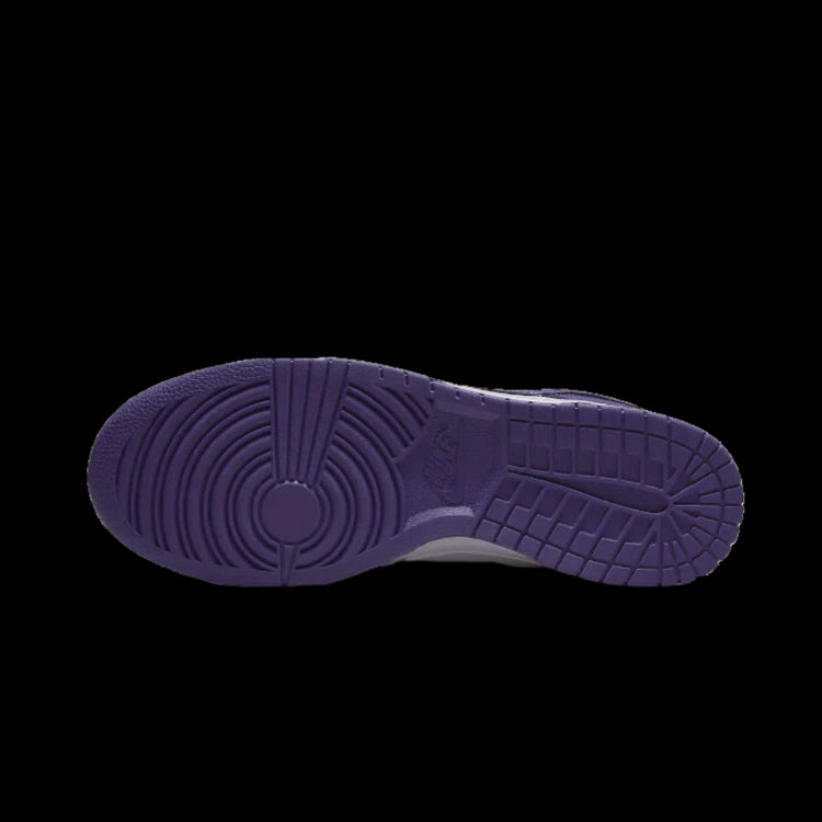 Paarse Nike Dunk Low sneakers met klassiek ontwerp en opvallende zool