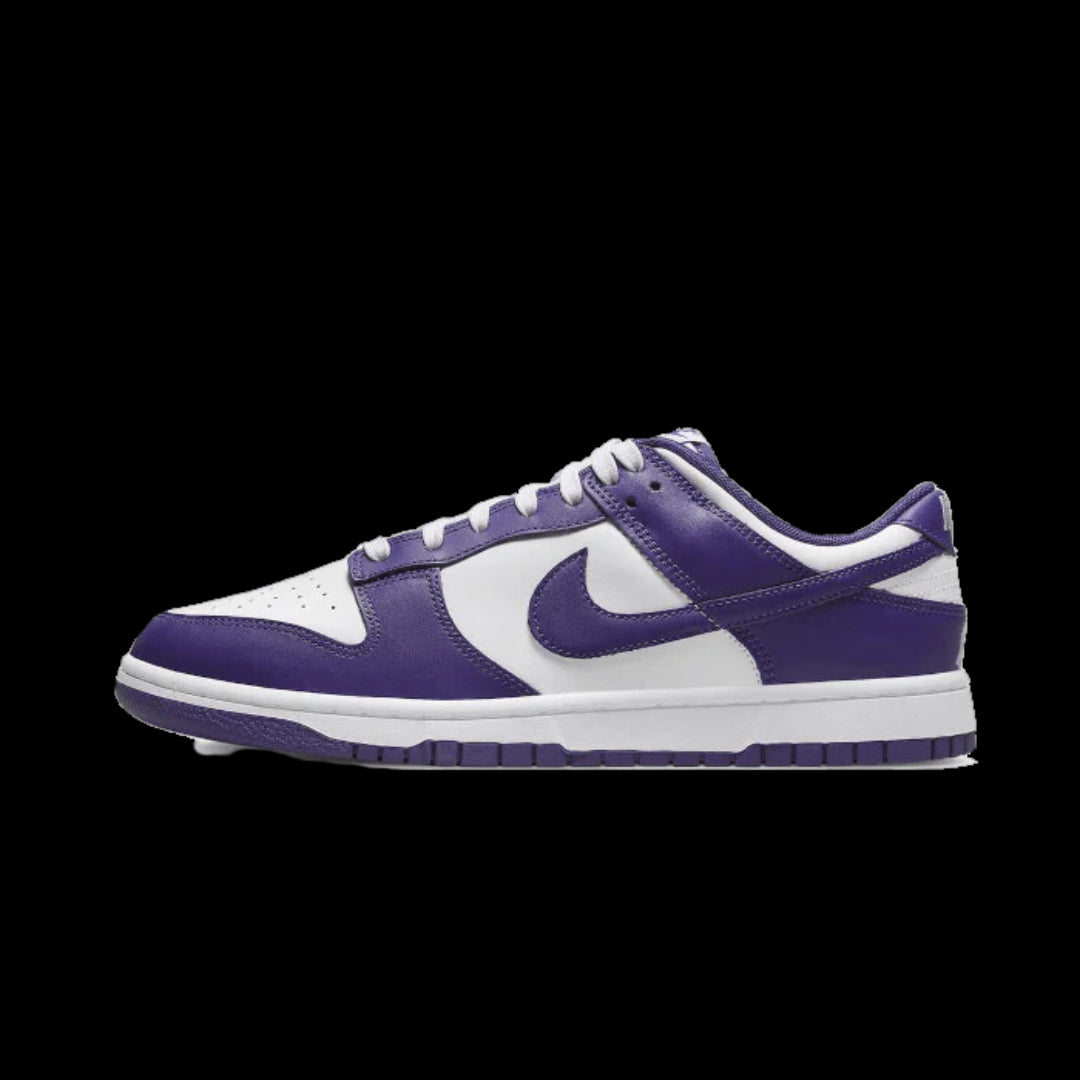 Nike Dunk Low Court Purple (2022) - Stijlvolle sneaker met paarse en witte kleuren. Het slanke silhouet en de hoogwaardige afwerking maken dit een must-have item voor iedere sneakerliefhebber.