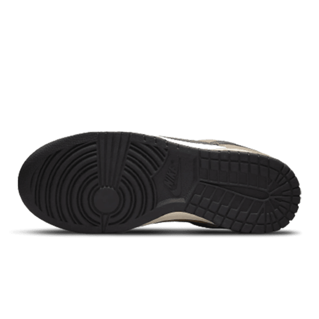 Nike Dunk Low Dark Driftwood - Trendy sneakers op een effen groene achtergrond