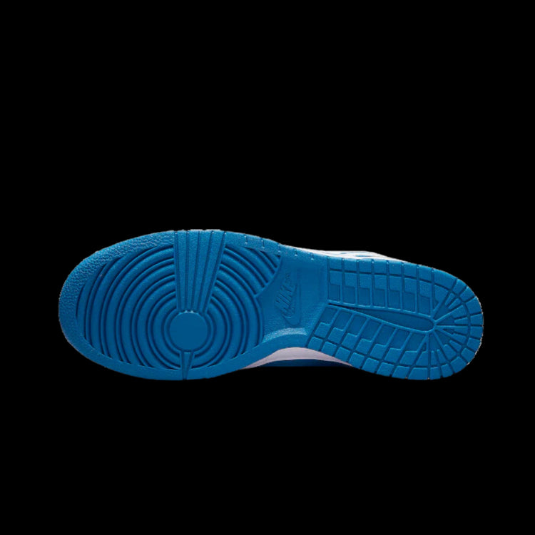 Klassieke Nike Dunk Low Dark Marina Blue sneakers met een blauw, gestructureerd zoolprofiel.