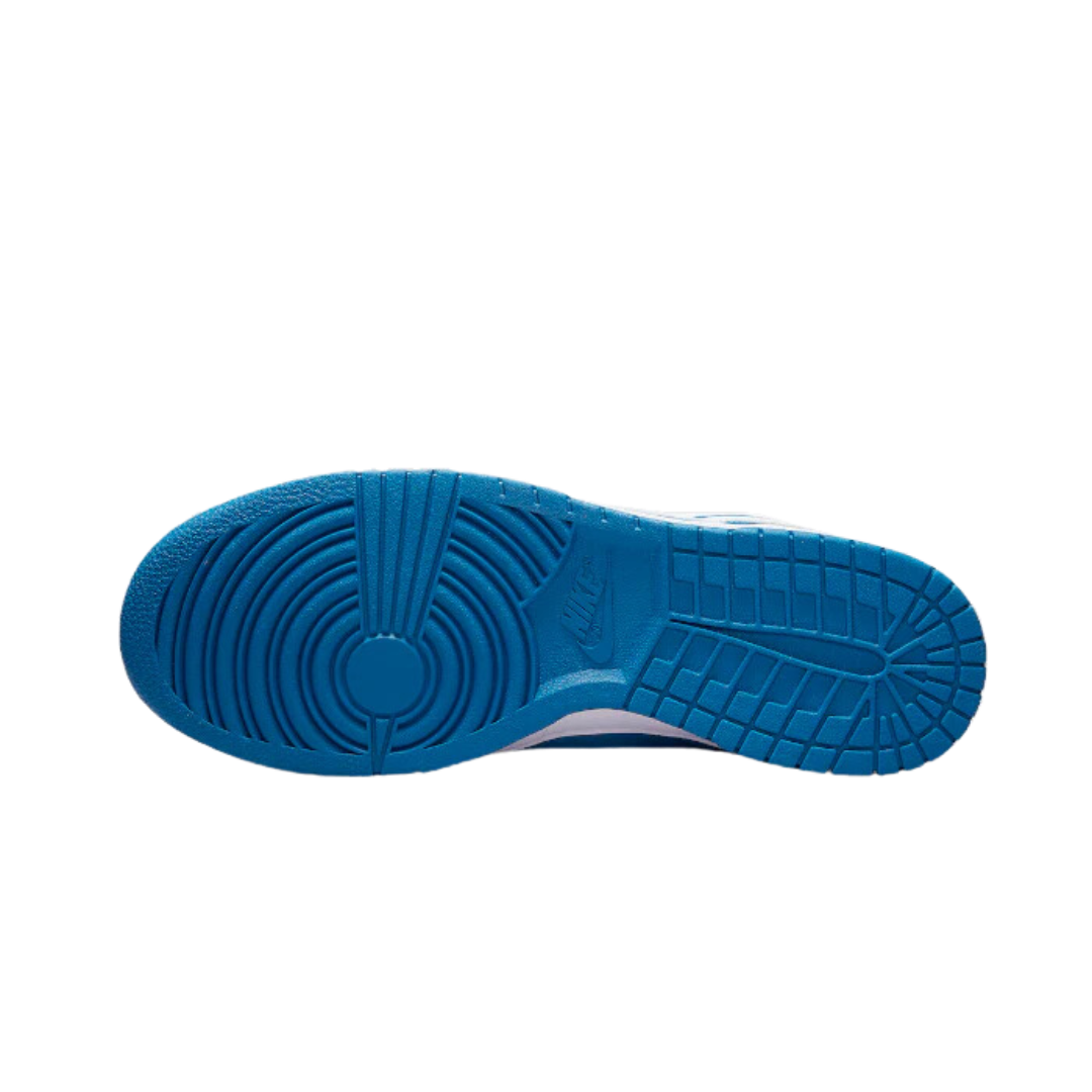 Klassieke Nike Dunk Low Dark Marina Blue sneakers met een blauw, gestructureerd zoolprofiel.