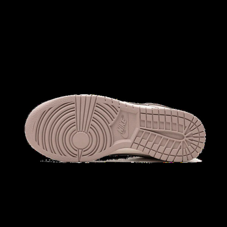 Nike Dunk Low Diffused Taupe: Sportieve sneakers met een gestructureerd rubberen zoolontwerp voor extra grip en stabiliteit.
