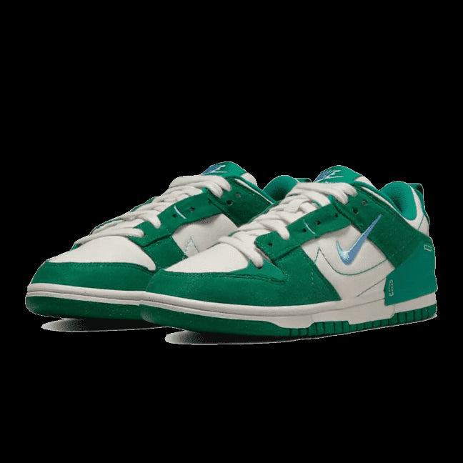 Groene en witte Nike Dunk Low Disrupt 2 Malachite sneakers op een groene achtergrond.