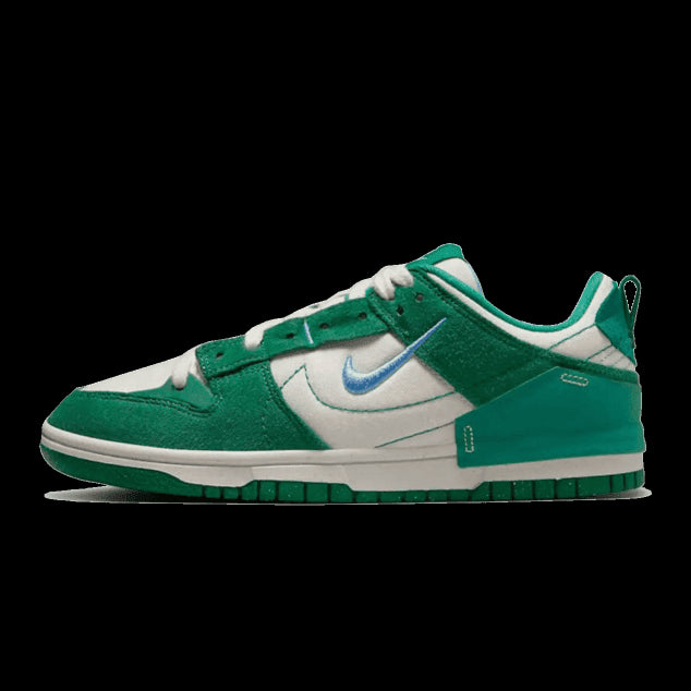 Groene Nike Dunk Low Disrupt 2 Malachite sneakers in beeld, geplaatst op een groene achtergrond. De sneakers hebben een opvallend groen kleurenschema en een krachtige, moderne uitstraling.