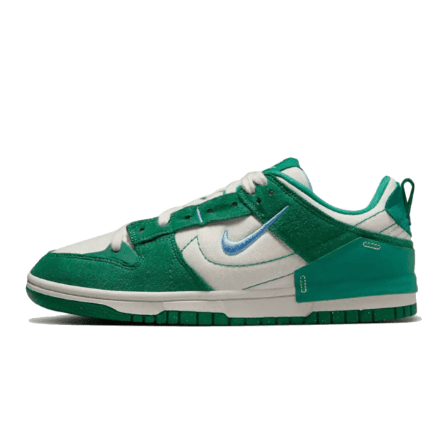Groene Nike Dunk Low Disrupt 2 Malachite sneakers in beeld, geplaatst op een groene achtergrond. De sneakers hebben een opvallend groen kleurenschema en een krachtige, moderne uitstraling.
