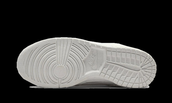 Nike Dunk Low Disrupt 2 Pale Ivory: sneakers met modern, minimalistisch ontwerp en witte zool.