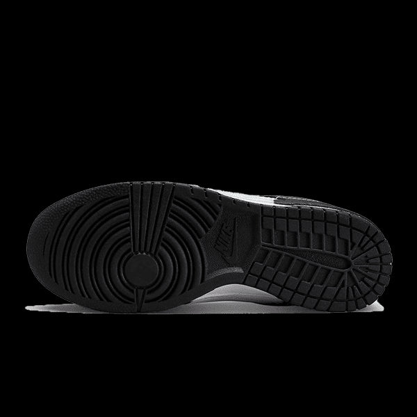 Zwarte Nike Dunk Low Disrupt 2 Panda sneakers met een uniek, gestructureerd zoolontwerp voor een moderne en stijlvolle look.