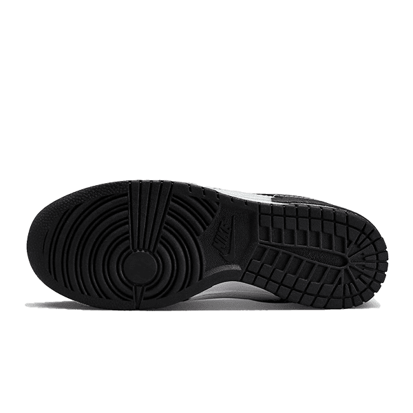 Zwarte Nike Dunk Low Disrupt 2 Panda sneakers met een uniek, gestructureerd zoolontwerp voor een moderne en stijlvolle look.