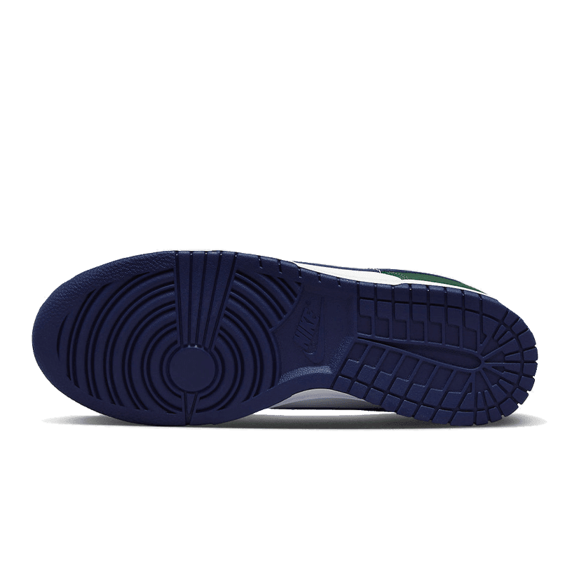 Nike Dunk Low Fir Midnight Navy - Klassieke sneaker met marineblauw en wit kleurenschema op een stevig, geribbeld rubberen zool.