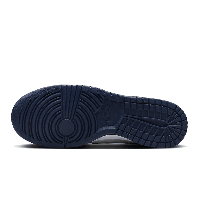 Blauwe, klassieke Nike Dunk Low sneakers met fijn gedetailleerd profiel op de zool