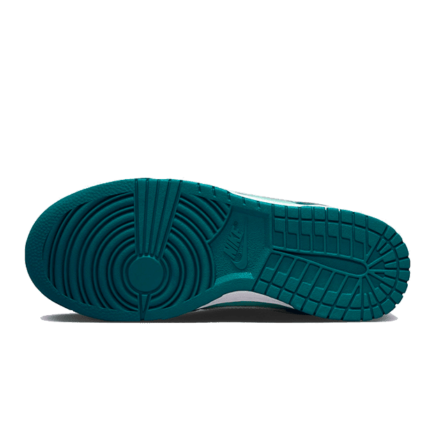 Groene Nike Dunk Low Geode Teal sneakers met uniek veelhoekig patroon op de zool