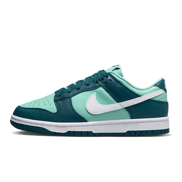 Trendy Nike Dunk Low Geode Teal sneakers met contrasterende kleuren en klassieke design-elementen op een groene achtergrond. Deze exclusieve sneakers zijn geschikt voor stijlvolle dagdagelijkse outfits.