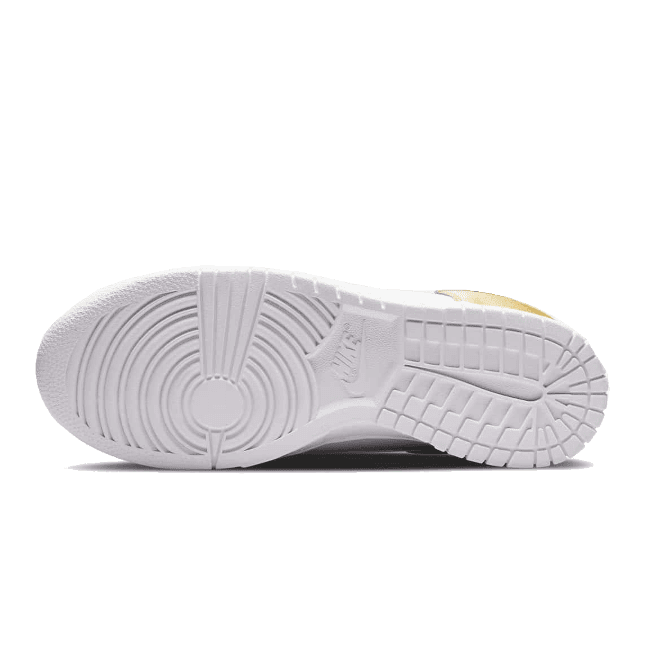 Stijlvolle Nike Dunk Low sneakers in een goud-zilver kleurcombinatie op een witte zool