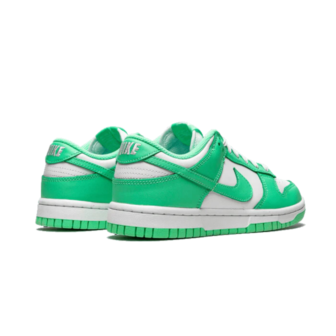 Groen-witte Nike Dunk Low sneakers met elegante, strakke ontwerp