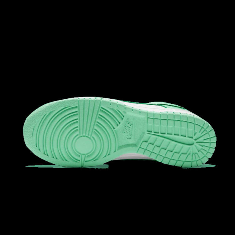 Groen laagje sneakers van Nike Dunk Low met bevredigend toepasselijk zoolpatroon