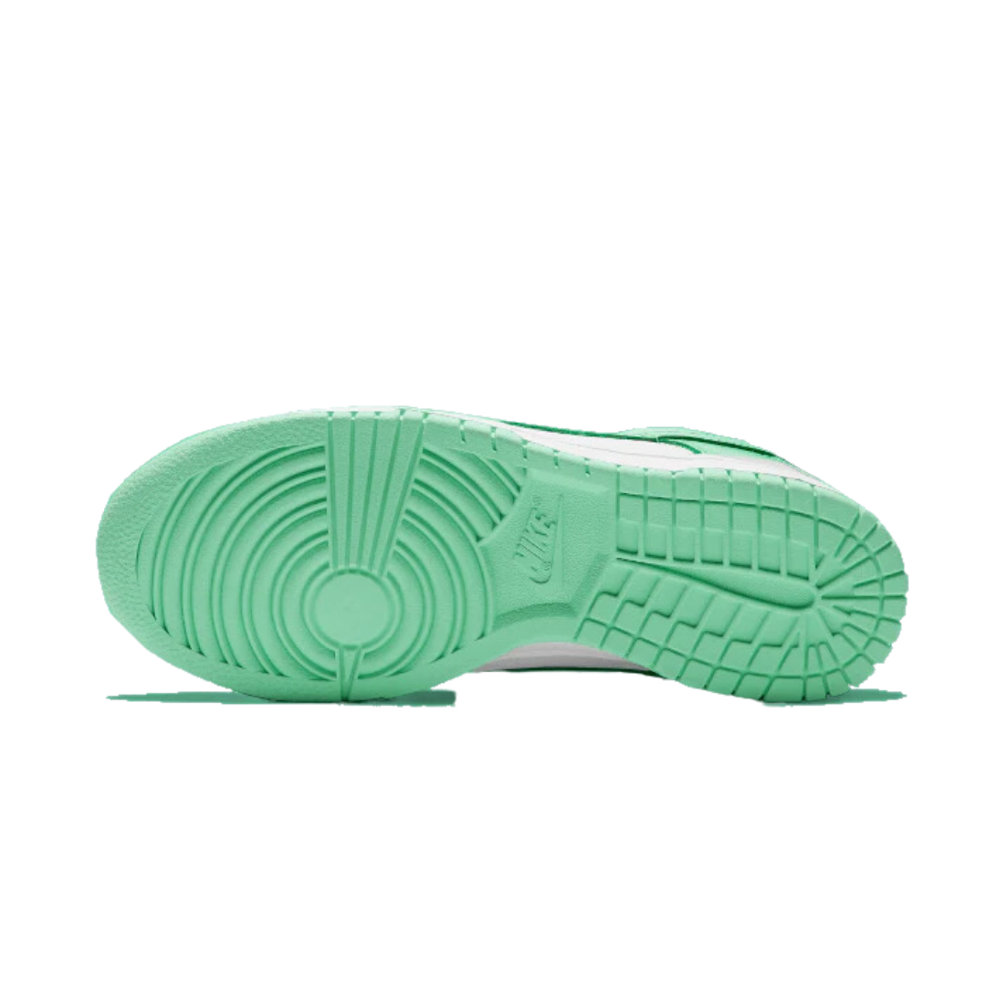 Groen laagje sneakers van Nike Dunk Low met bevredigend toepasselijk zoolpatroon