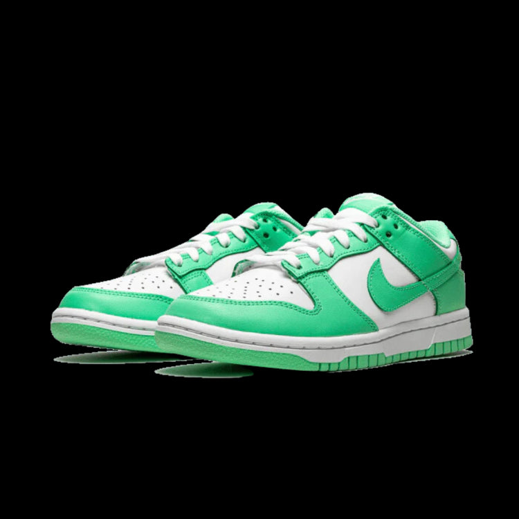 Elegante Nike Dunk Low Green Glow sneakers met een moderne en kleurrijke look. De witte en groene kleuren in combinatie met het Swoosh-logo geven deze klassieke sneakers een opvallend en stijlvol uiterlijk.