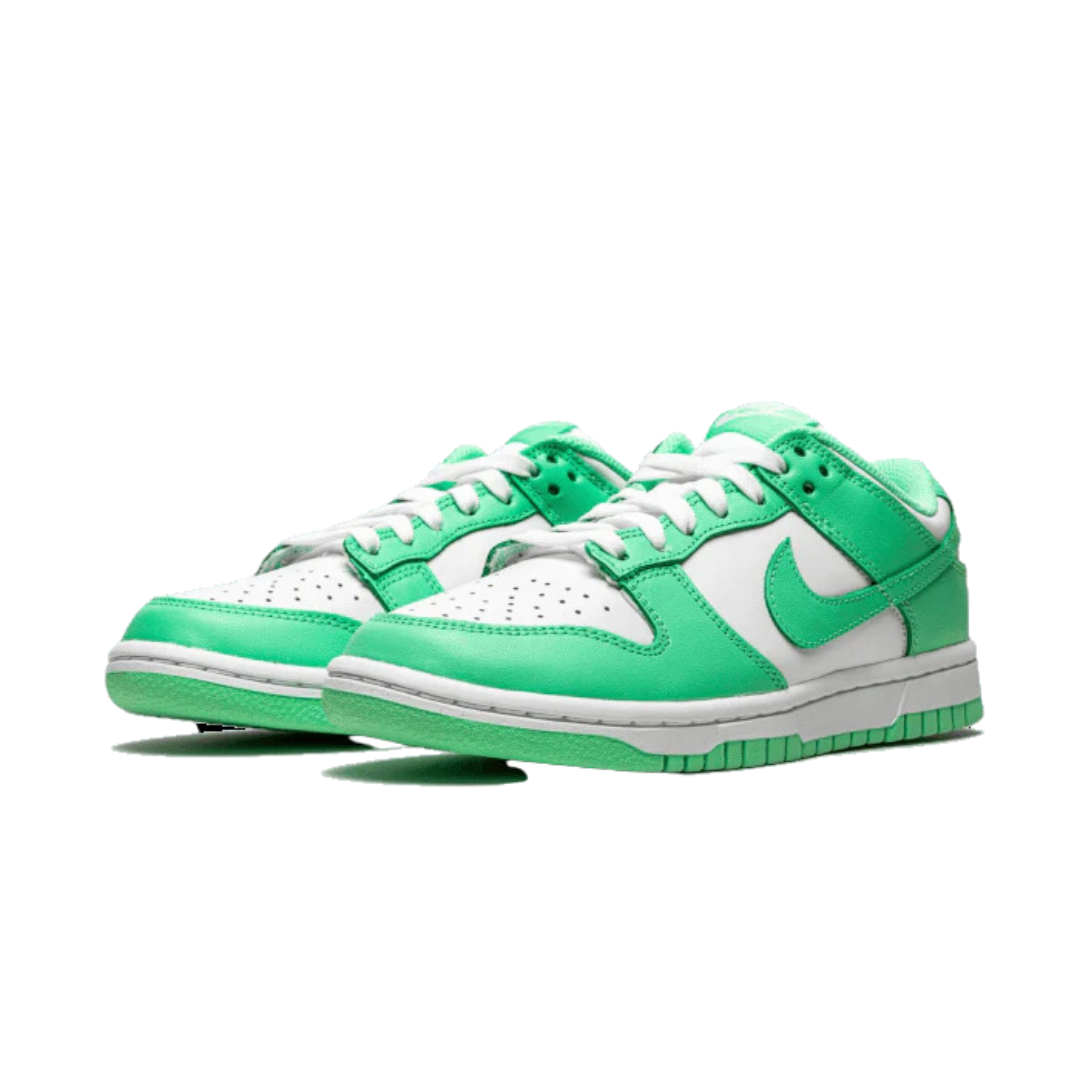 Elegante Nike Dunk Low Green Glow sneakers met een moderne en kleurrijke look. De witte en groene kleuren in combinatie met het Swoosh-logo geven deze klassieke sneakers een opvallend en stijlvol uiterlijk.